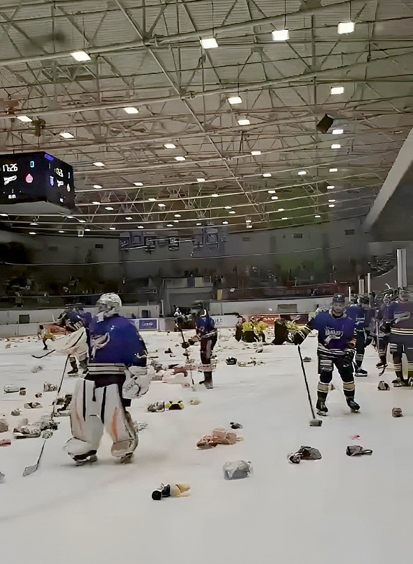 Magia „Teddy Bear Toss”. Bucurie și generozitate pe gheață, la Brașov (VIDEO)