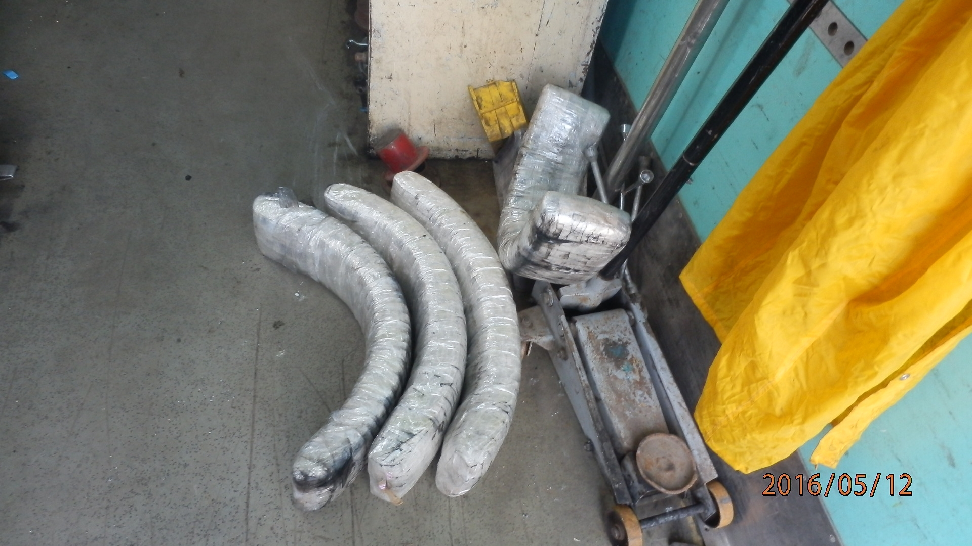 Amendat şi lăsat fără marfă/ Contrabandist "mirosit" de câinele Ofa