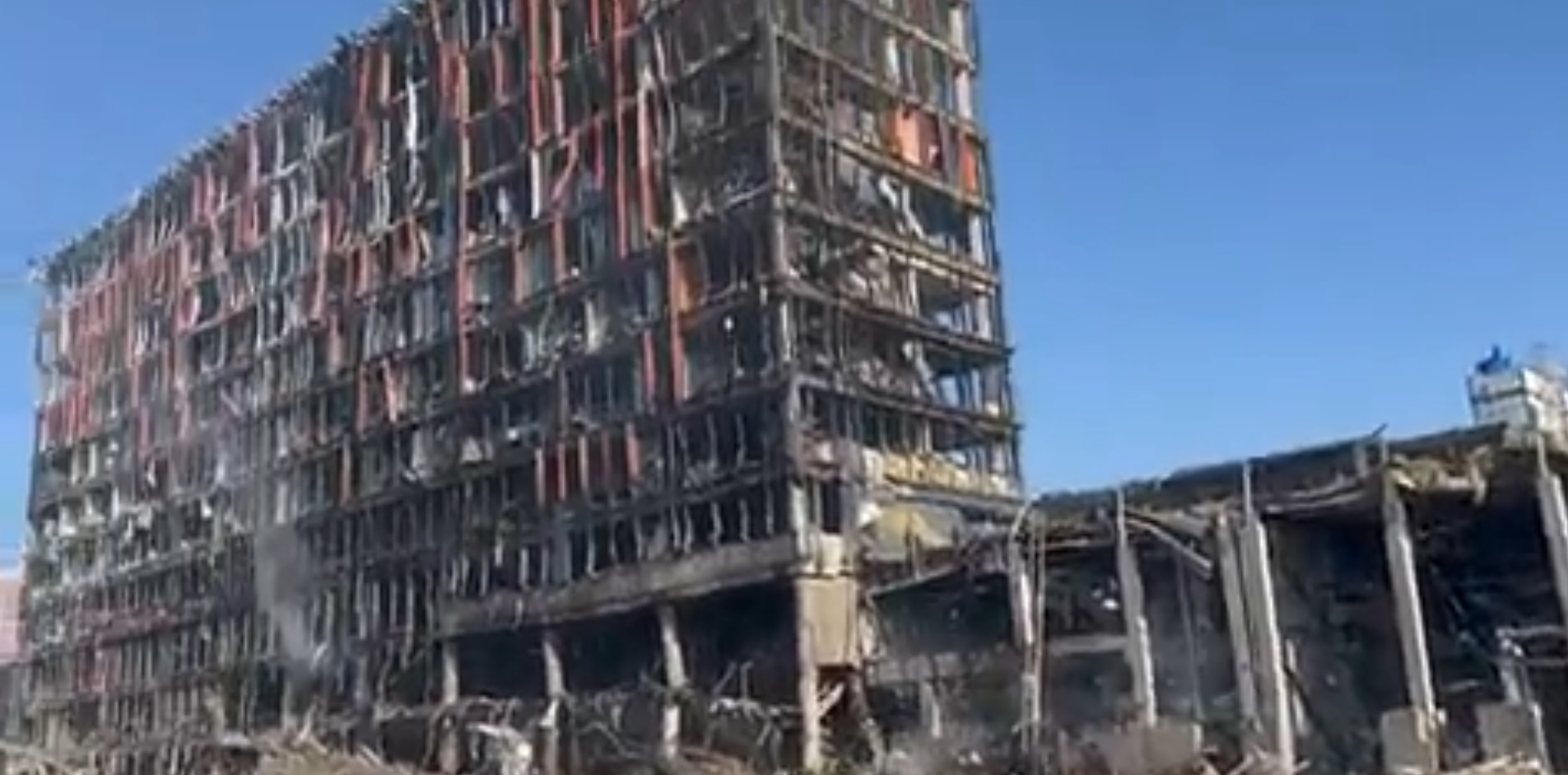 Rușii au distrus un mall din Kiev. Cel puțin şase oameni au murit