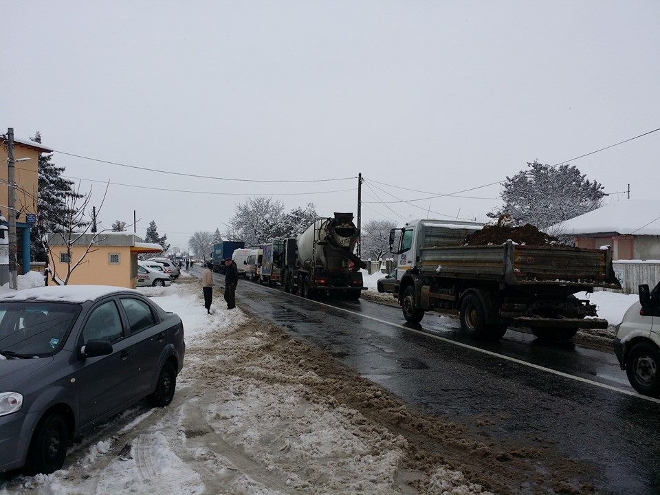 IARNA LA GALAŢI/ Un accident soldat cu rănirea unei fetiţe de 11 ani a blocat traficul pe un drum naţional