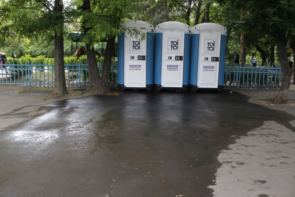 Minciuna care pute de-ţi mută nasul din loc. TOALETELE ECOLOGICE din Galaţi, curăţate ”ca la carte” doar pe hârtie