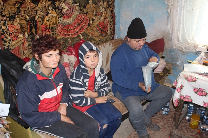 CAZ UMANITAR. Trei copii înghiţiţi de sărăcie şi mizerie (FOTO)