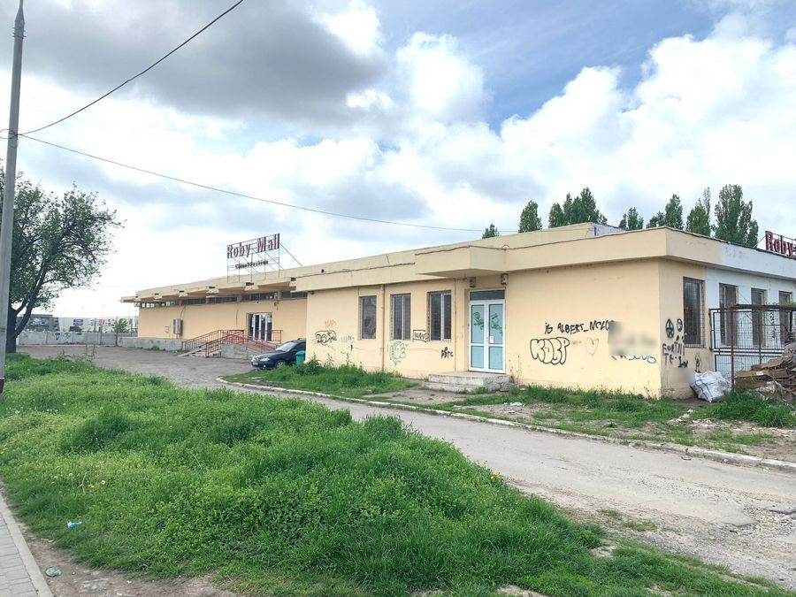 Cine dă cu var la Roby Mall