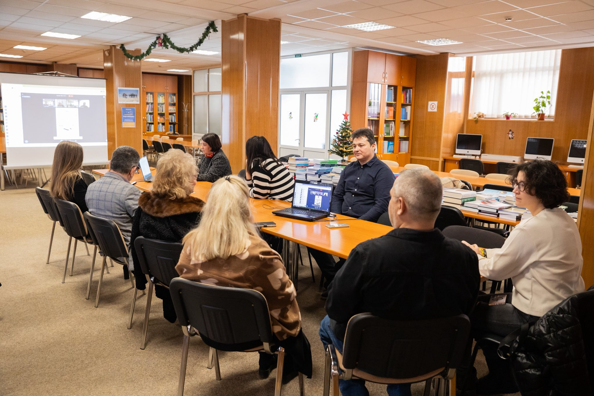 Specialiști și studenți, la un simpozion cultural eminescian