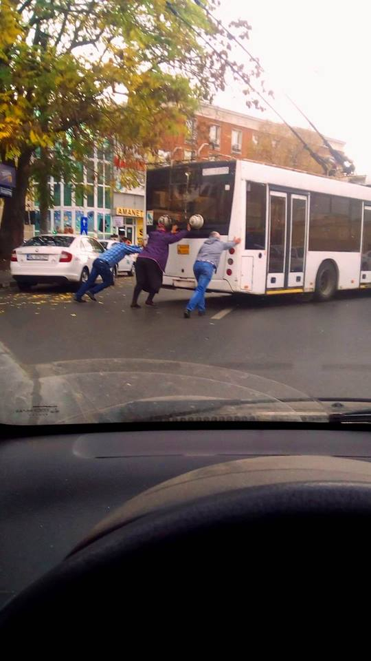 Hilar. Troleibuz împins de călători