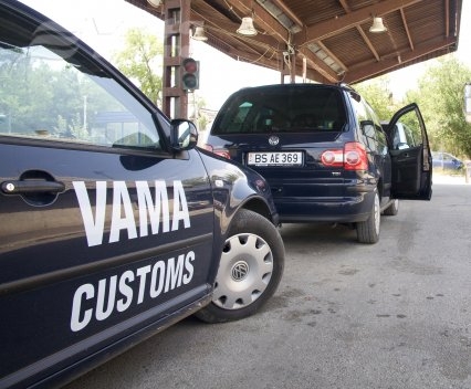 Femeie-vameş atacată şi rănită în timpul unui control 