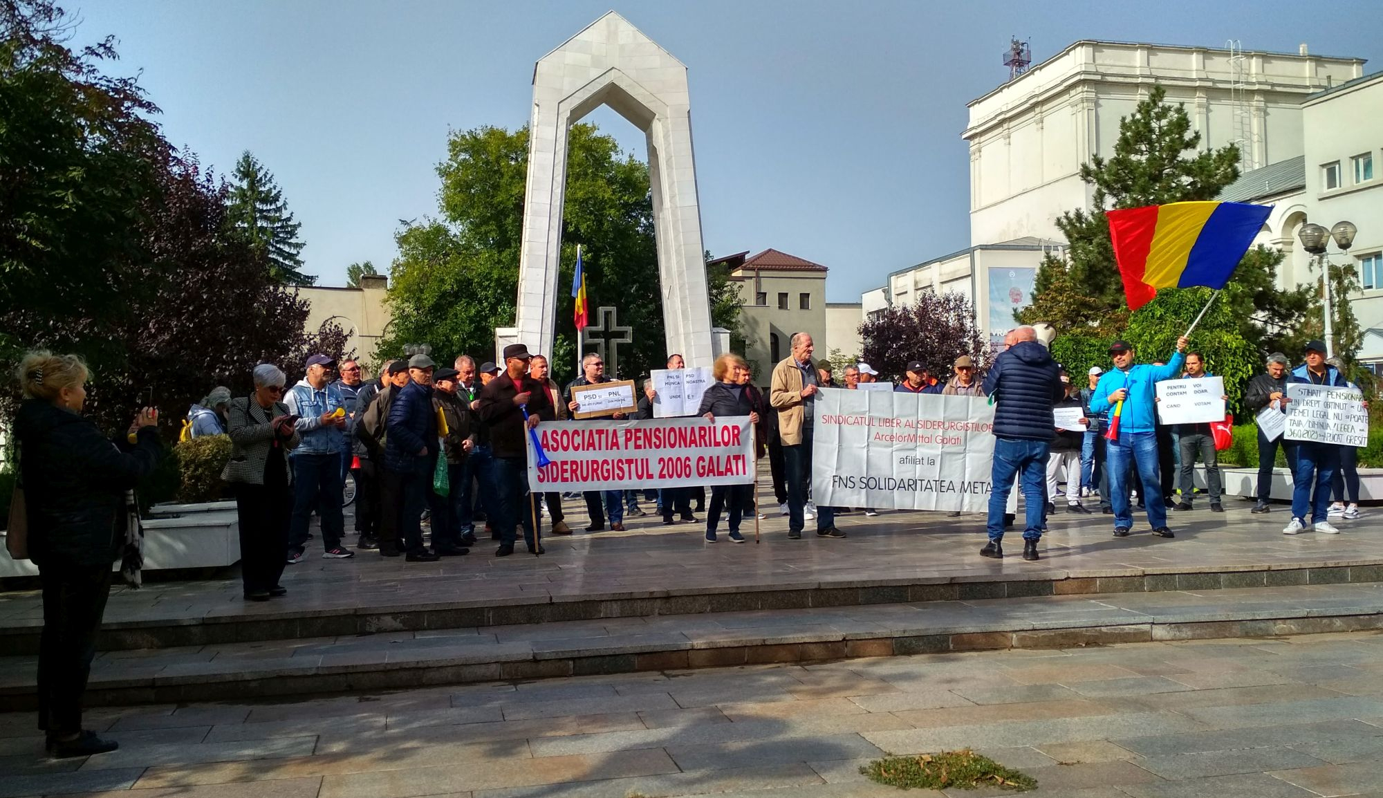Pensionarii și viitorii pensionari siderurgiști au protestat în fața Prefecturii Galați