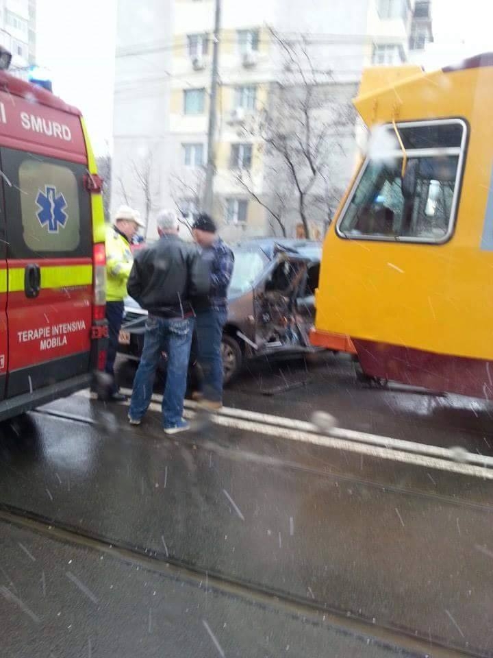 Maşină lovită de tramvai. Neatenţia l-a băgat pe un gălăţean în spital