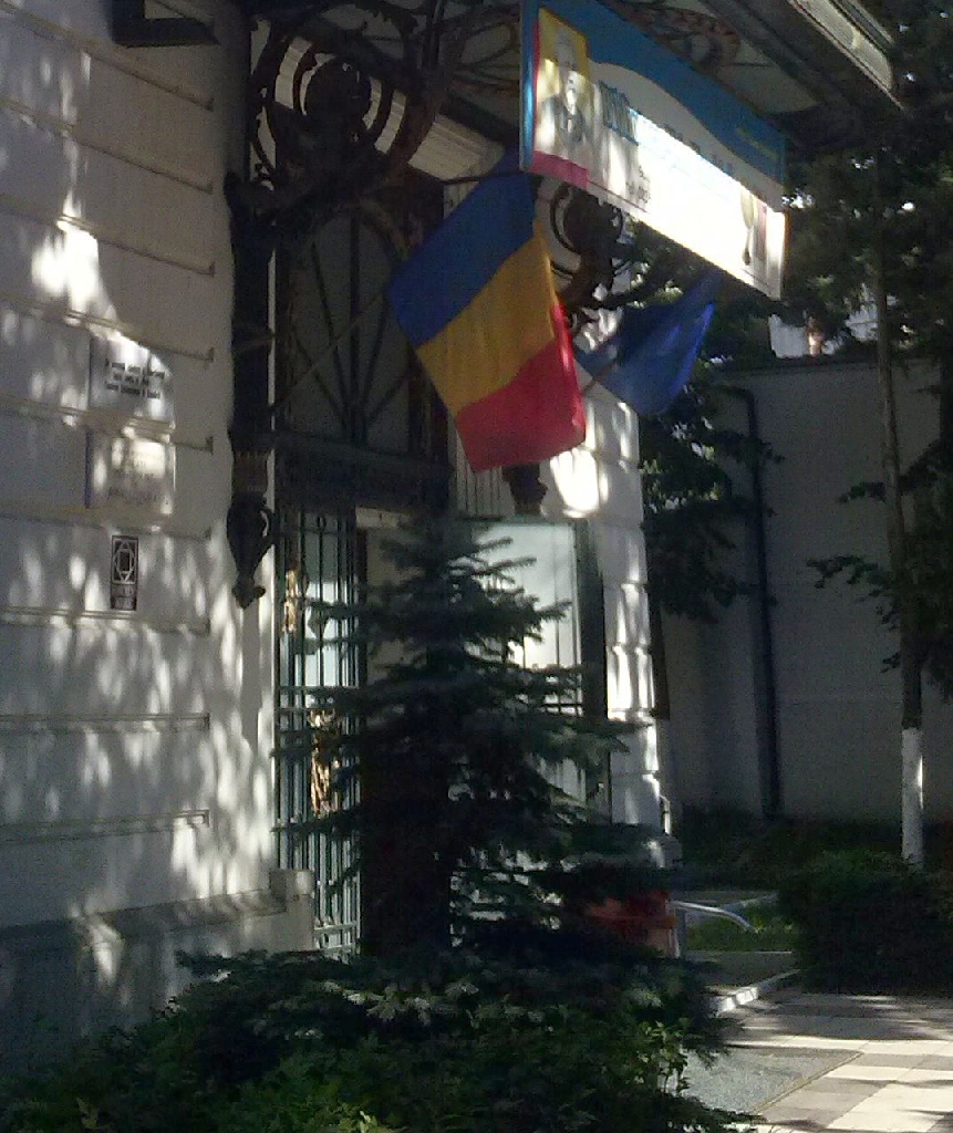 Salonul Bibliotecii "V.A. Urechia": Trei autoare în "Sala Mihai Eminescu"