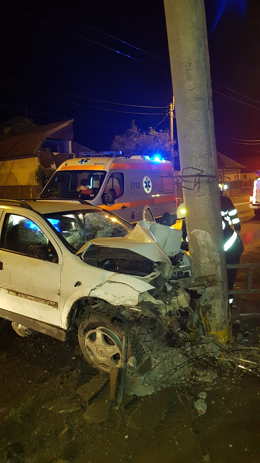 Un puști a furat o mașină și a intrat cu ea într-un stâlp electric