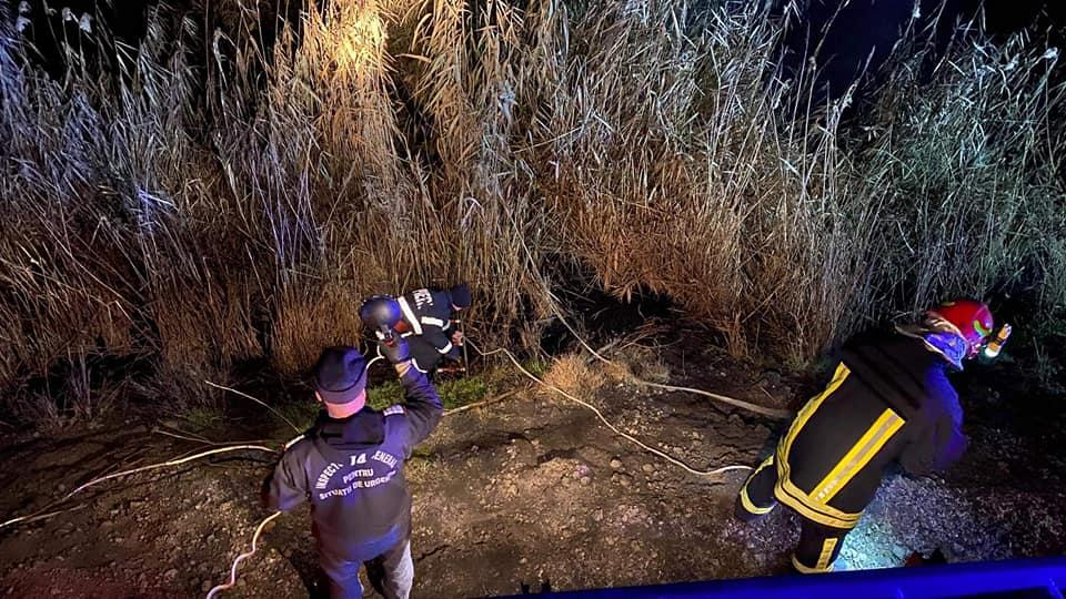Salvat de pompieri dintr-o râpă