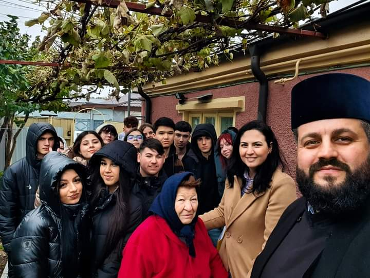 ”Ajut, deci exist”