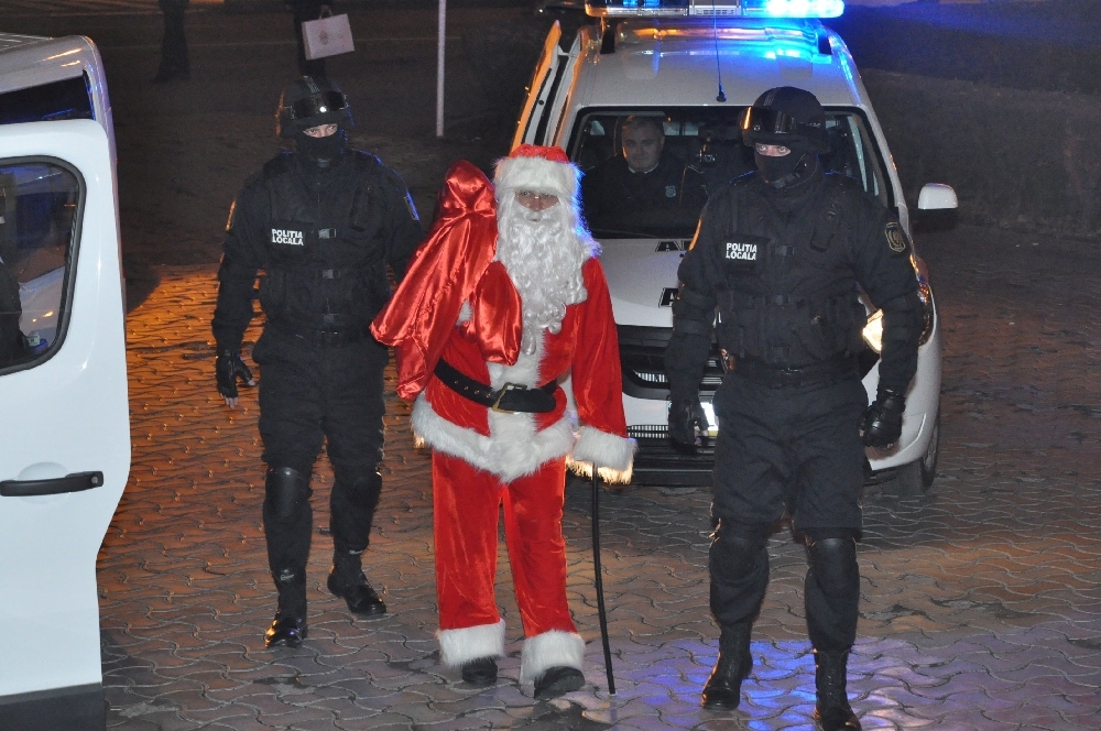 Moş Crăciun, adus de mascaţi