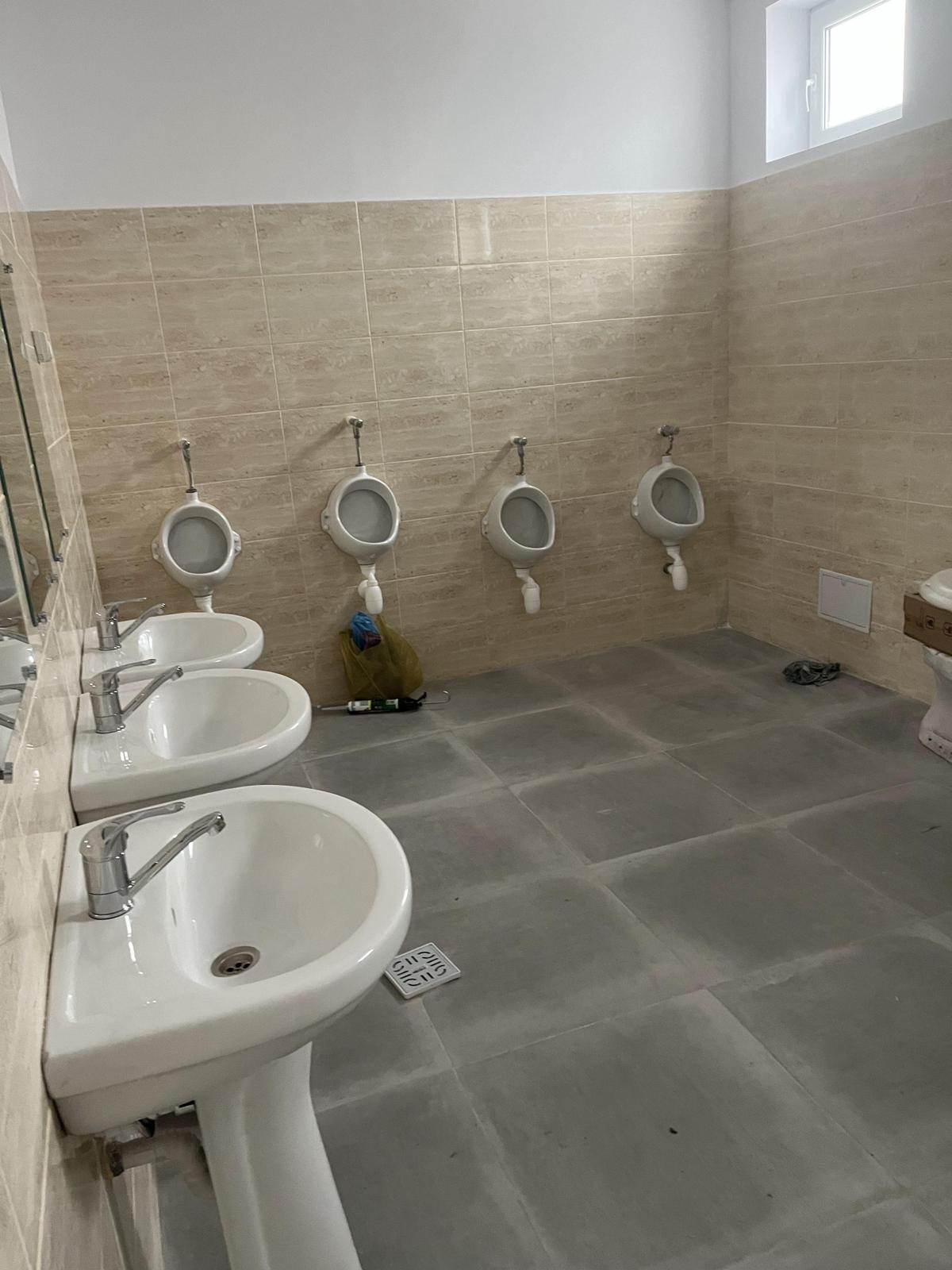 Teren de sport, grupuri sanitare și dotări IT, la şcolile din Frumuşiţa