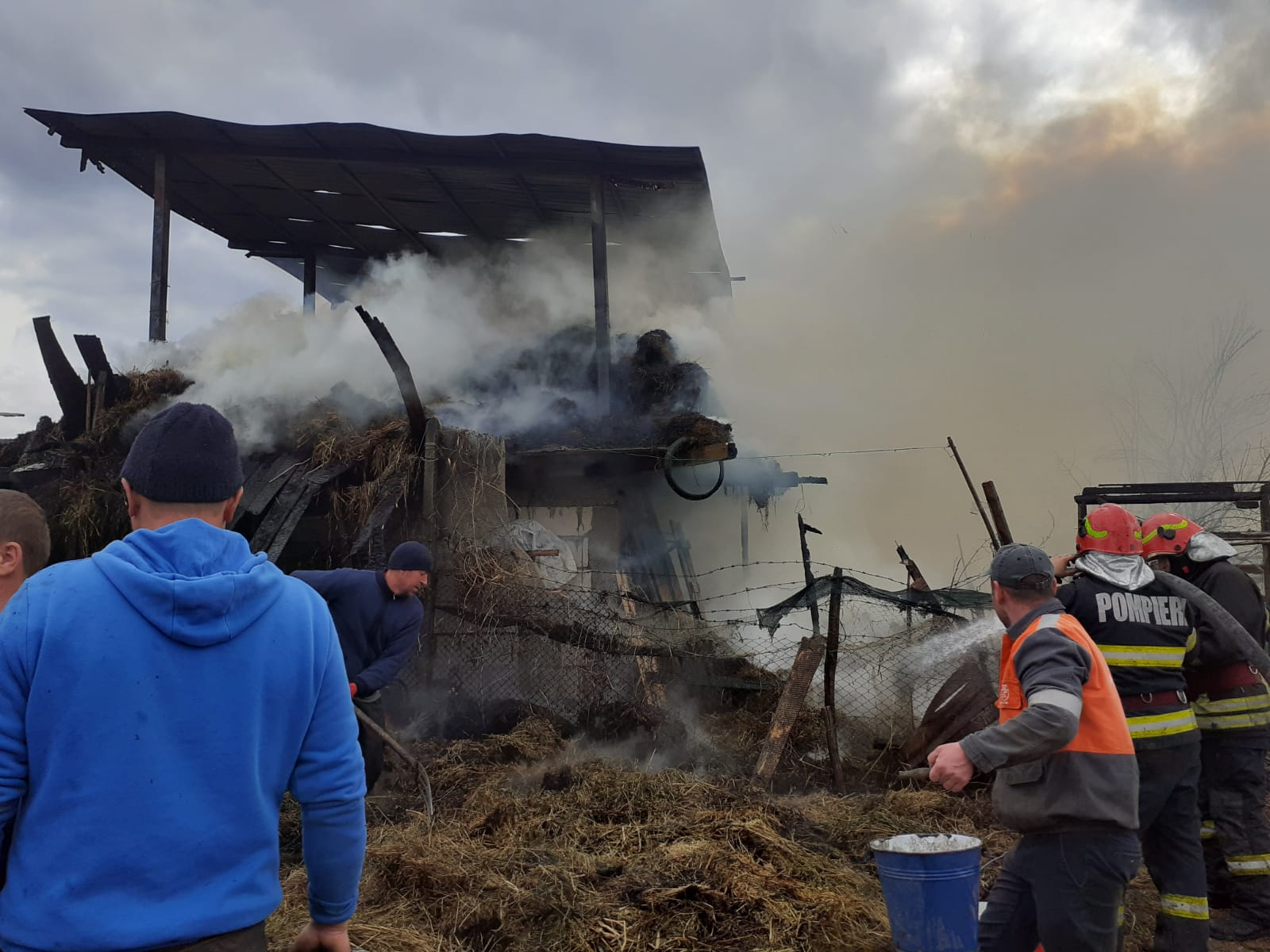 Un depozit de furaje a luat foc în miezul zilei. Mai multe locuințe, în pericol