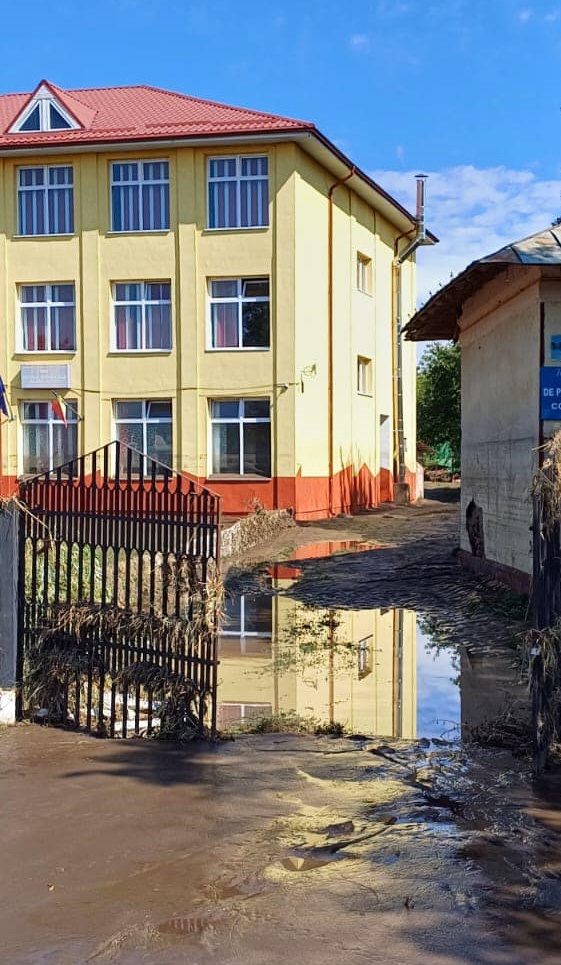 Activitatea a 41 de unităţi de învăţământ, suspendată