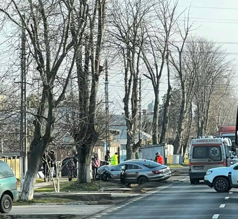 Un șofer adormit a intrat într-un tir pe DN 25