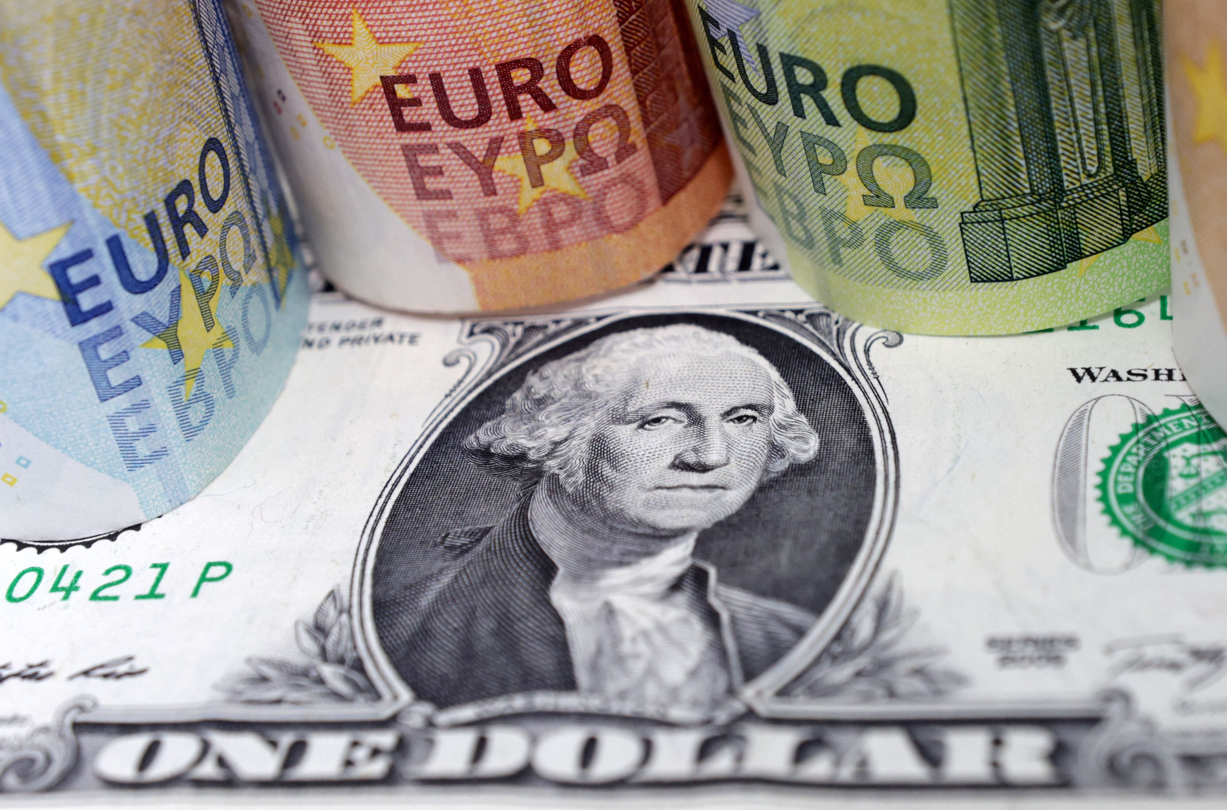 Creștere modestă a cursului euro, după şedinţa Fed