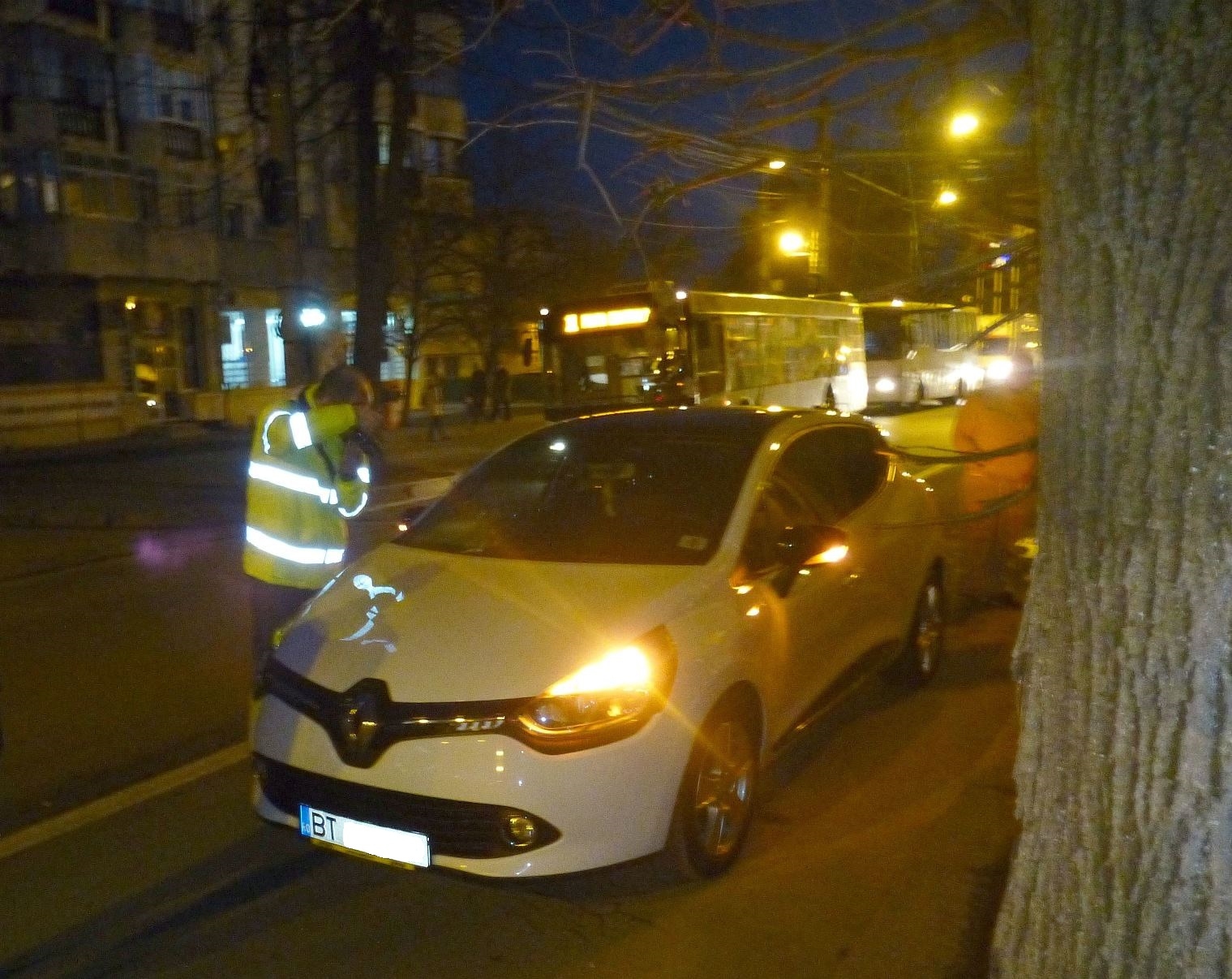 ACCIDENT RUTIER LA UNIVERSITATE: Pieton luat pe capotă