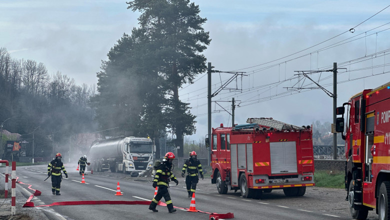 Cisternă cu acid sulfuric, răsturnată pe DN 1