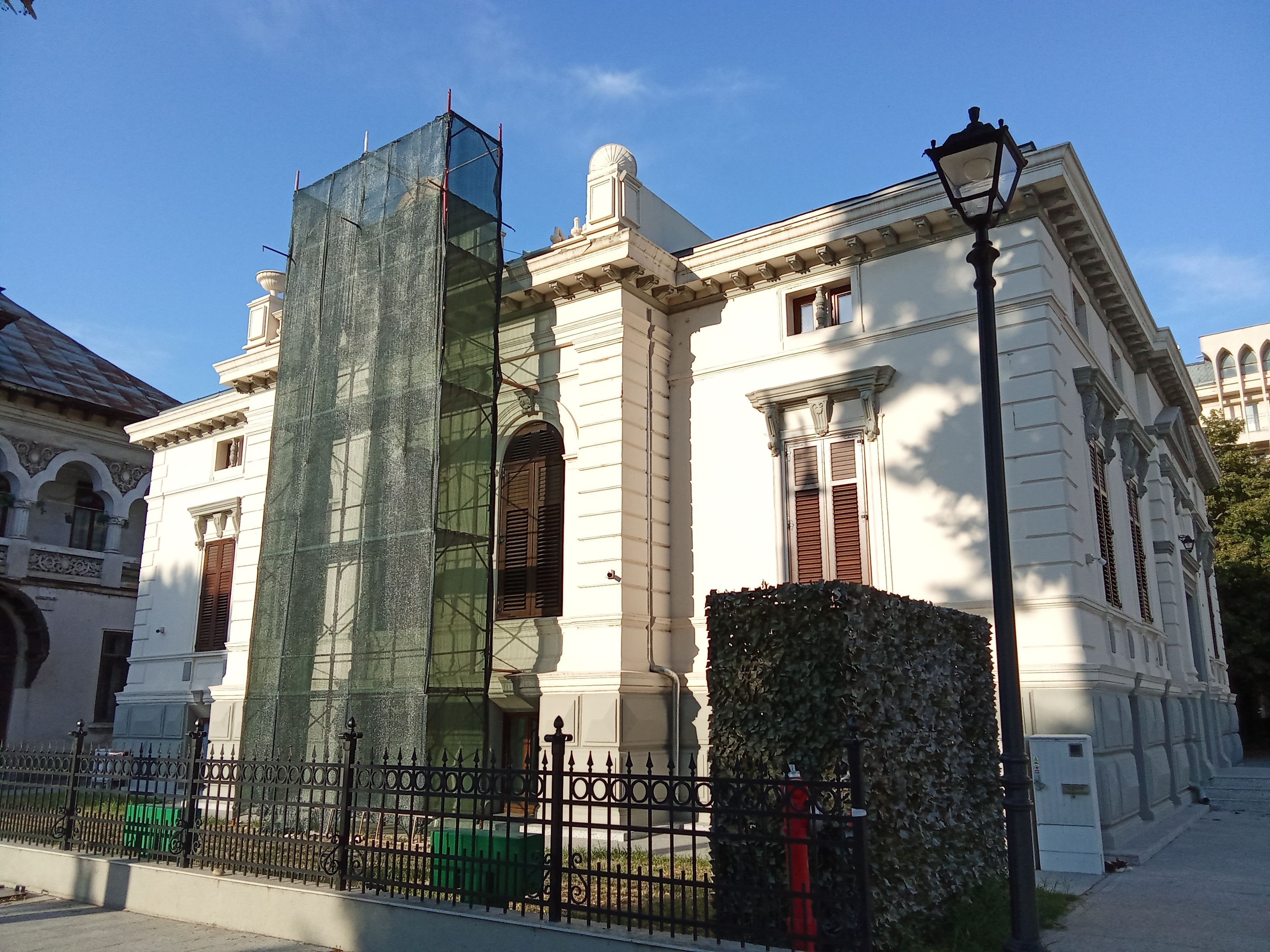 Casa Artelor îşi recapătă ornamentele de pe faţadă