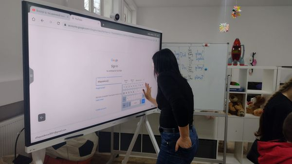 Tablă interactivă pentru refugiații de la „Inimă de Copil”