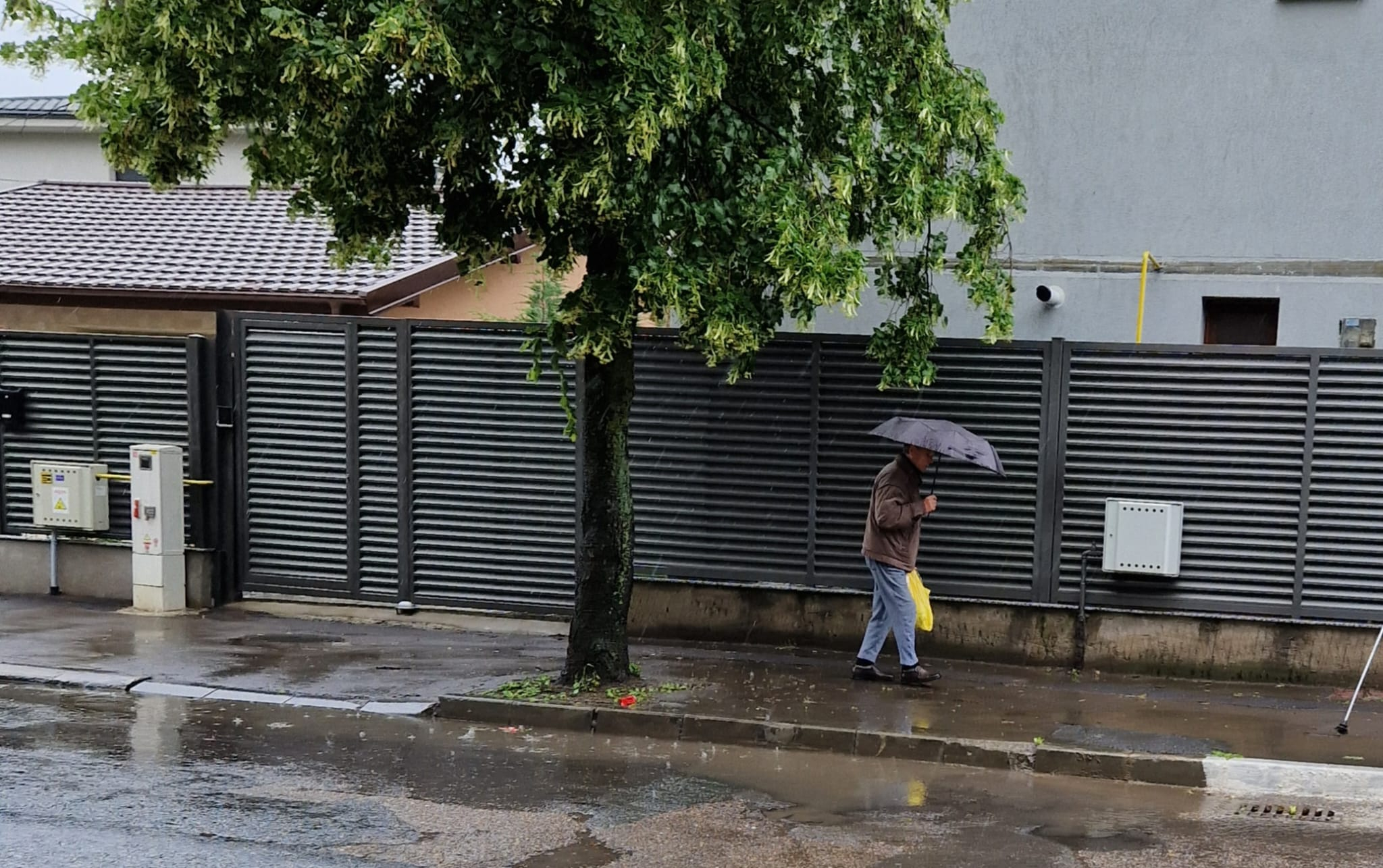 Vremea rămâne închisă, cu ploi în averse