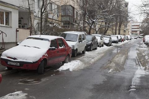 O problemă devenită cronică. Avem maşini, unde le parcăm?