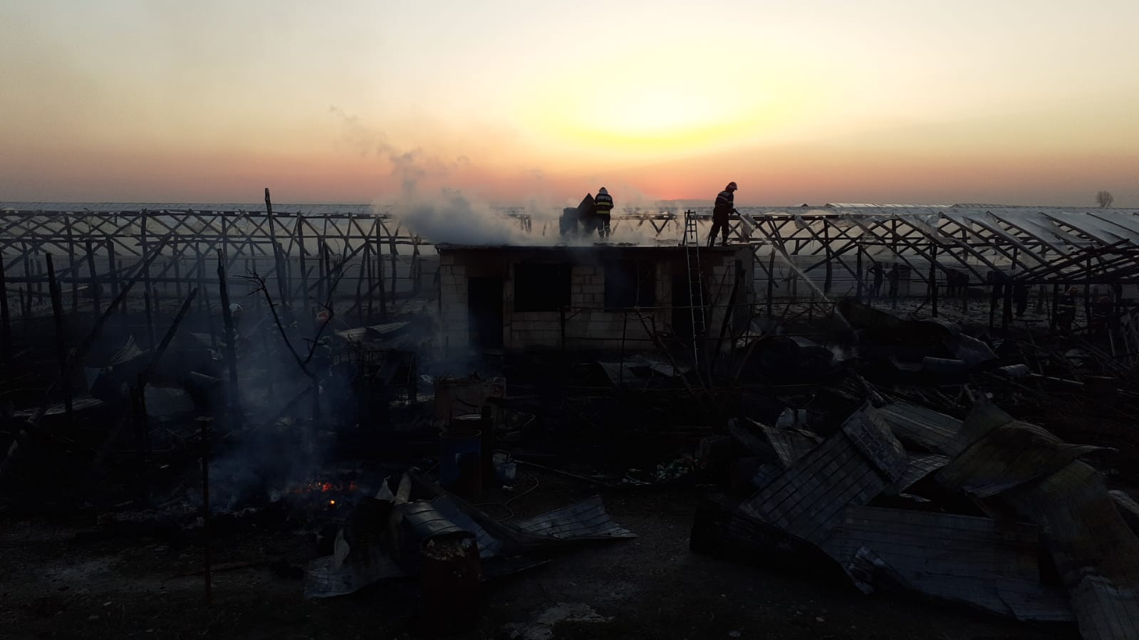 Incendiu la solarii în Matca. Pompierii sunt în alertă (VIDEO)