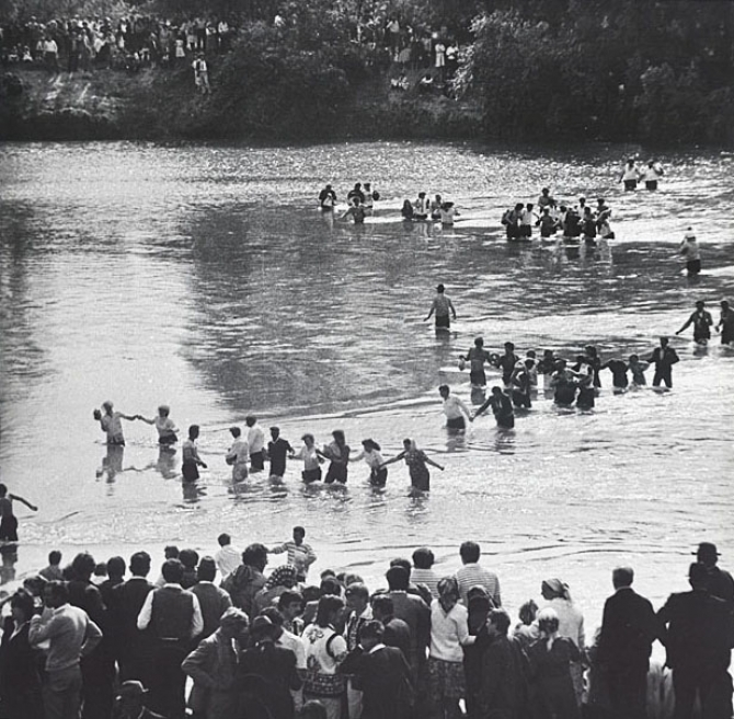 35 de ani de la ”Podul de flori” al reîntregirii naţionale