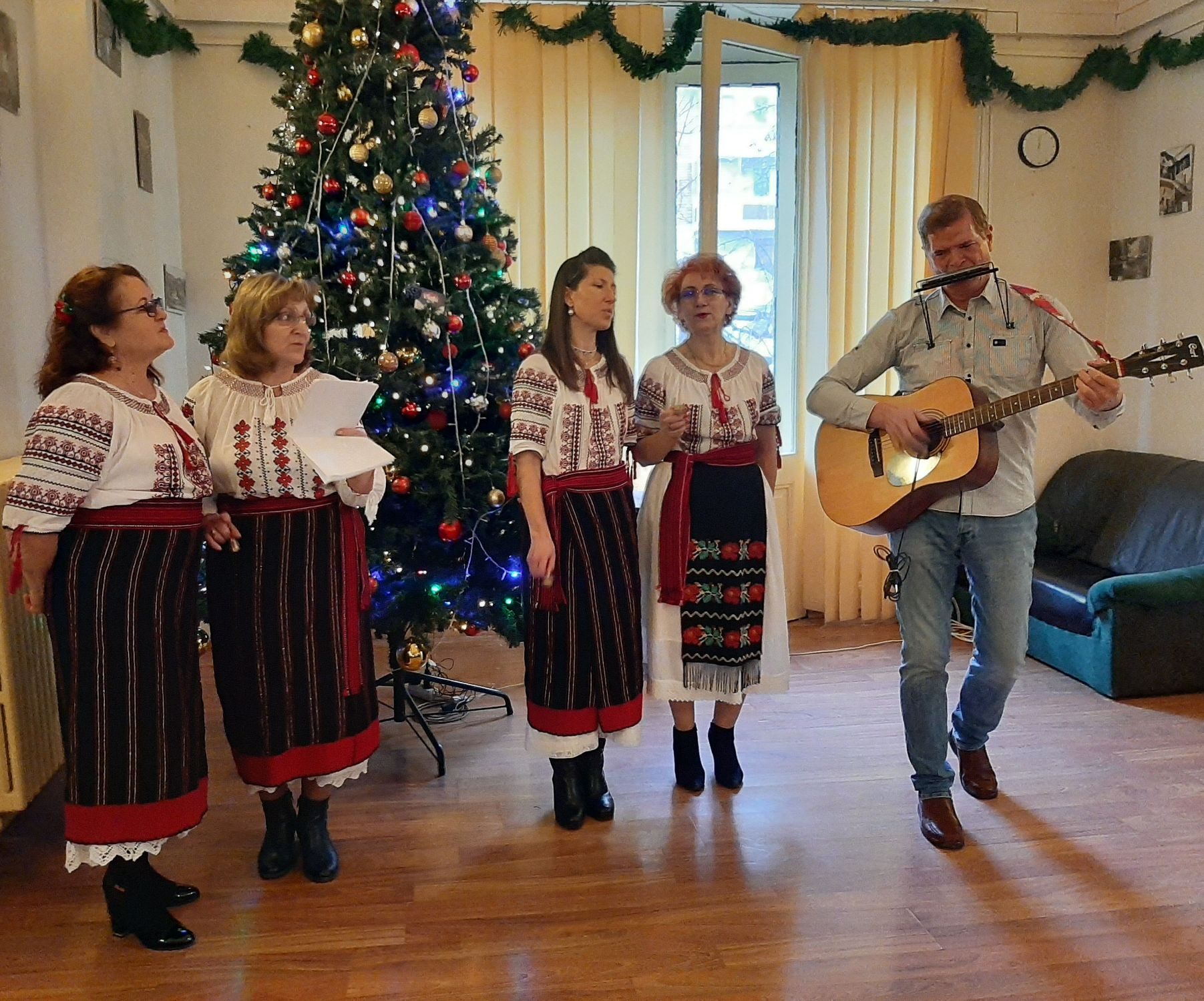 Grupul ”Doina Dunării” ne-a colindat la ”Viaţa liberă” (VIDEO)
