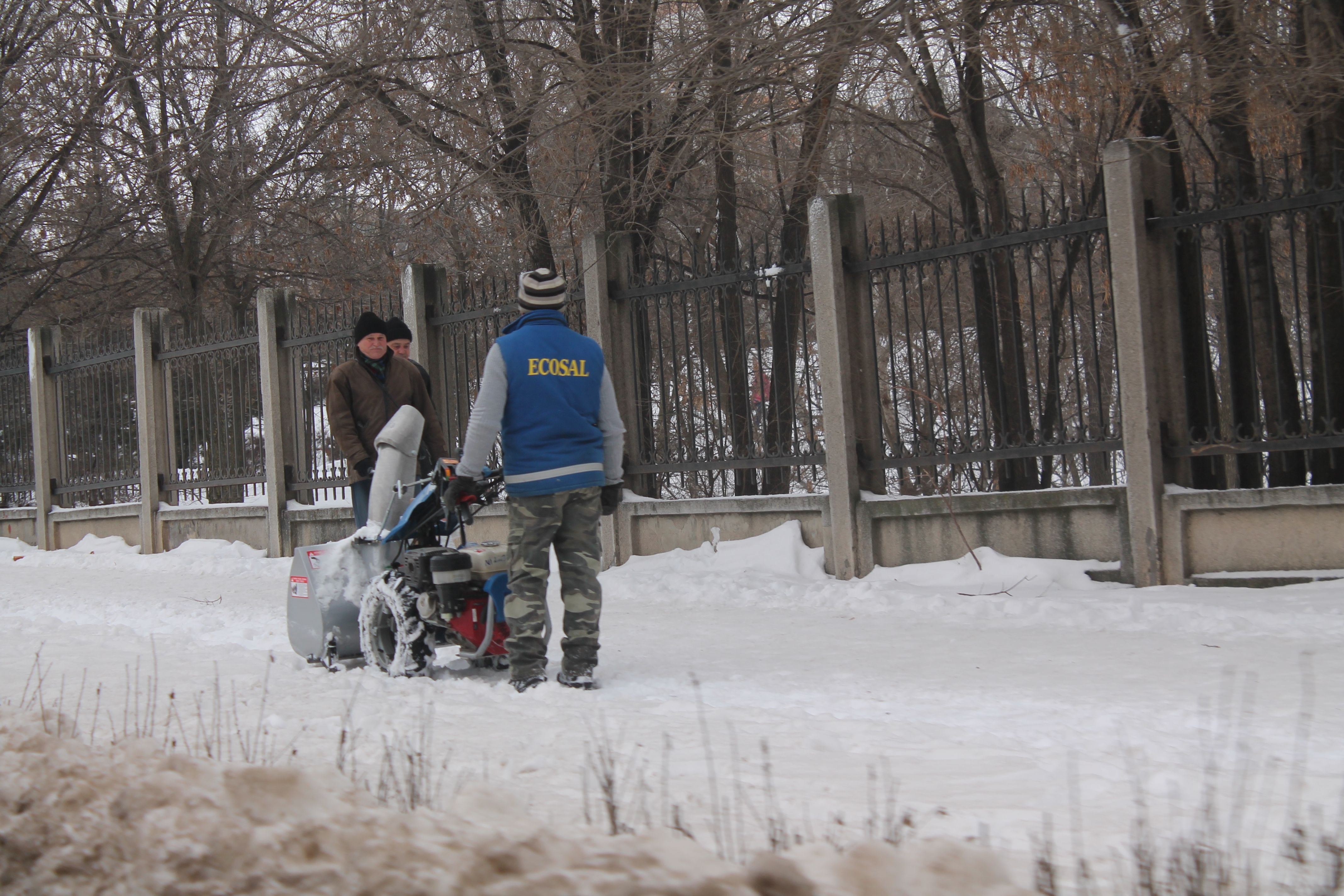 UTILAJE cum nu au fost nici după ce s-a oprit NINSOAREA: Tur de forţă pentru DESZĂPEZIREA TROTUARELOR (FOTO)