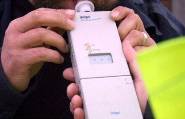 Beat criță și fără permis, a zburat cu mașina în șanț