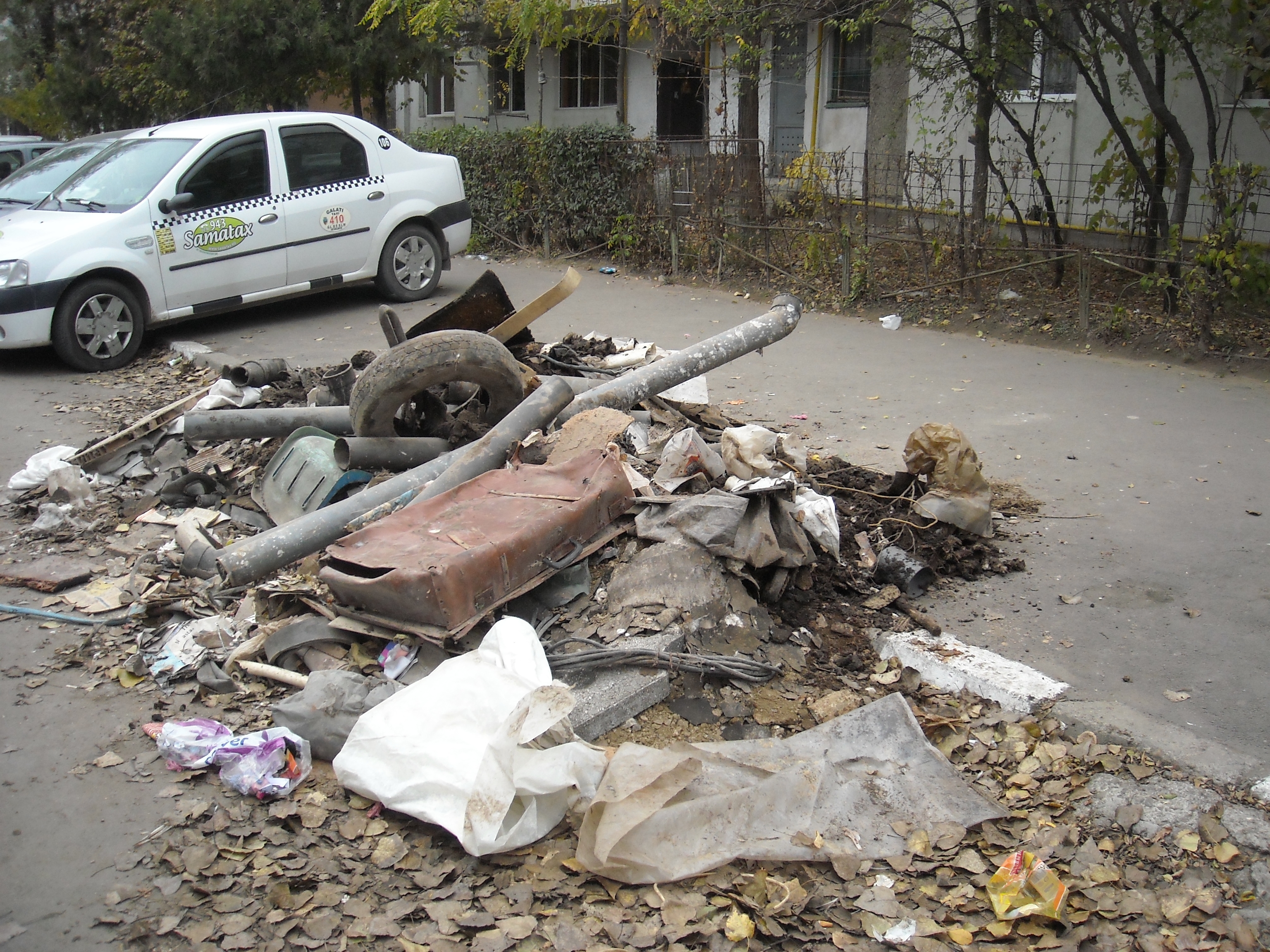 "Comorile" din subsolurile blocurilor zac pe trotuarele din Micro 13