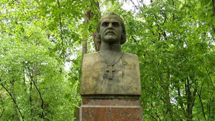 De astăzi, Alexei Mateevici are soclu la Movileni. Monumentul este realizat de sculptorul tecucean Dan Mateescu