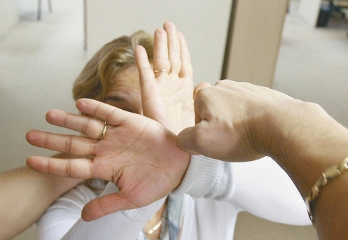 SCANDAL LA BĂUTURĂ/ O tecuceancă a fost BĂTUTĂ de concubin