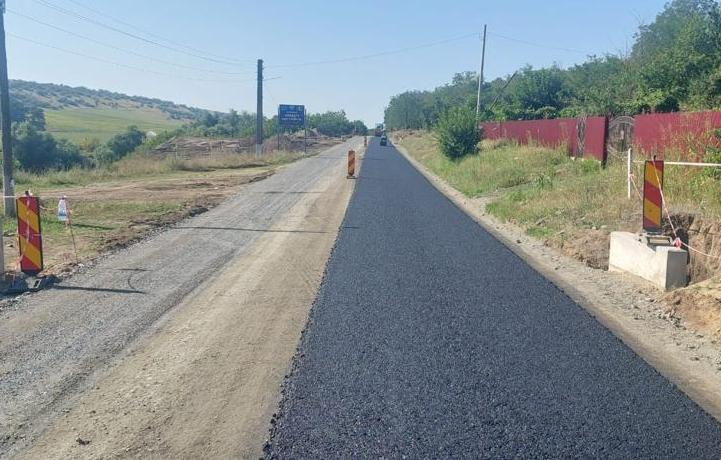 Continuă intervențiile pe drumurile din județ