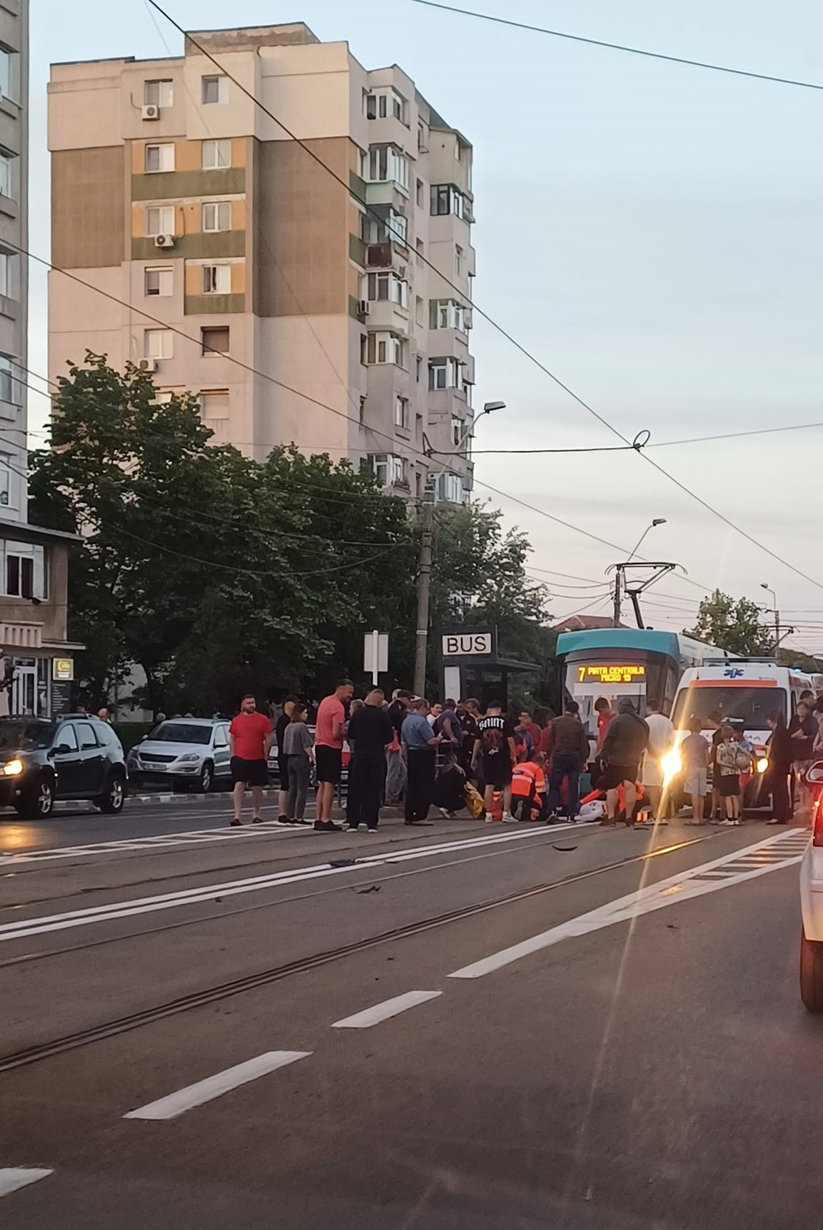 A depășit tramvaiul și a lovit un pieton