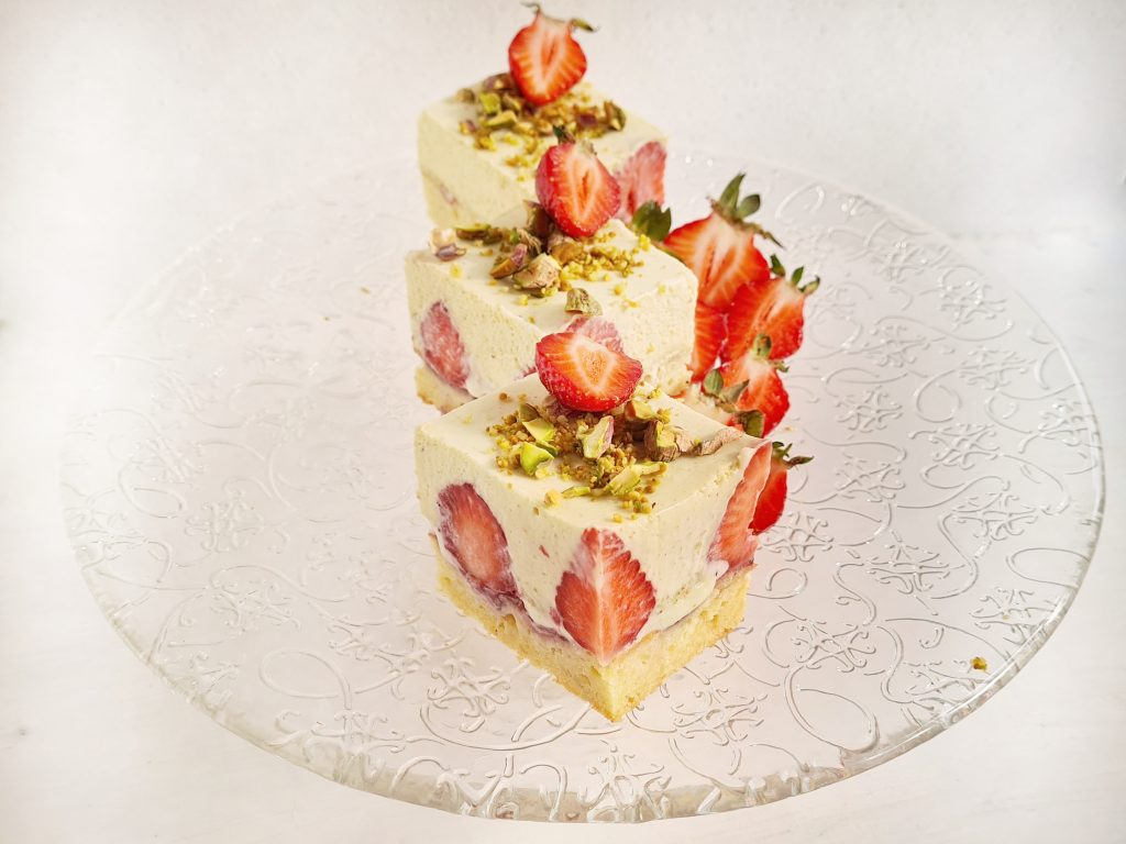 Prăjitură cu fistic și căpșuni