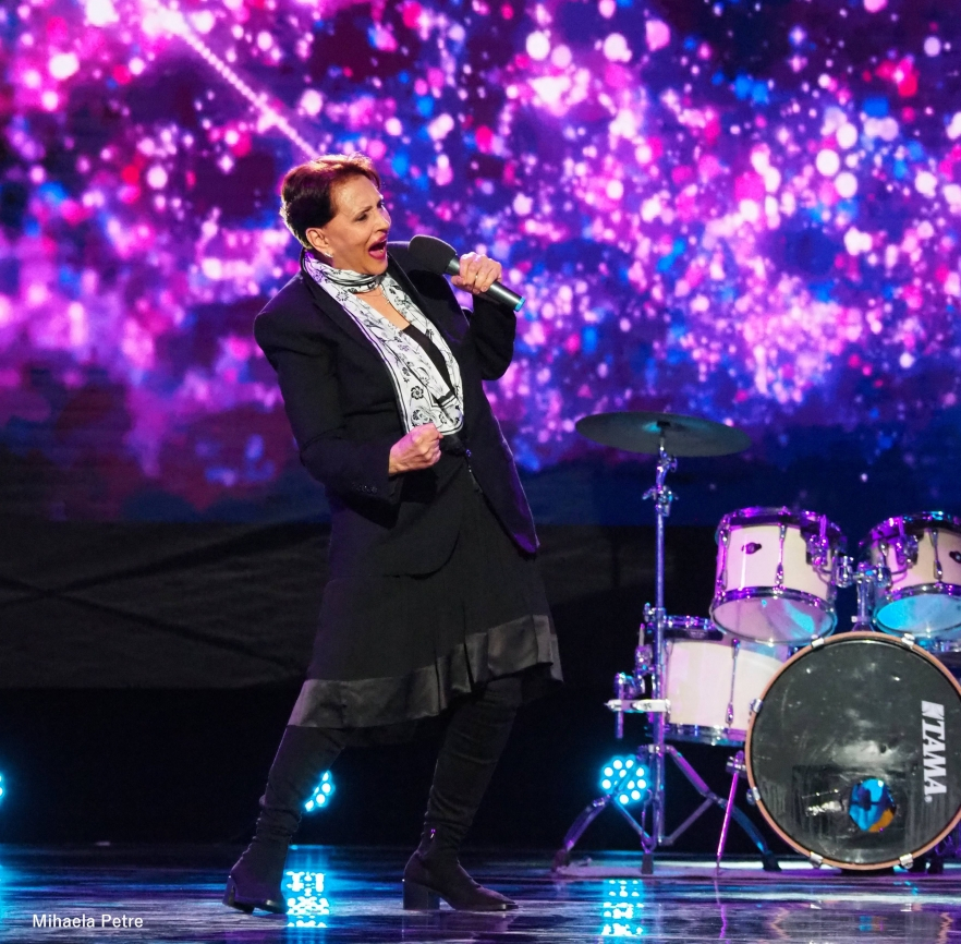 Reverență artistei Dida Drăgan, la "Dăruiește Românie!"