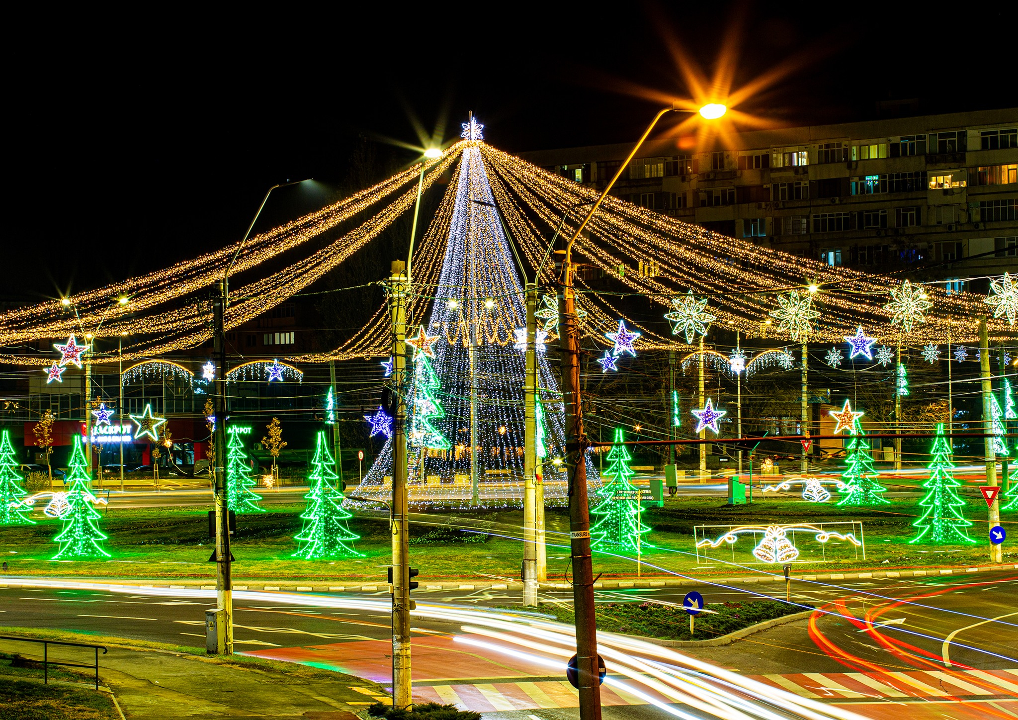 Luminiţele de Crăciun au nevoie de rețea de alimentare cu energie