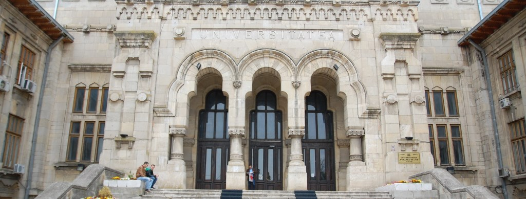 Cine sunt cei 36 de profesori pensionari care nu mai pot fi titulari la Universitate