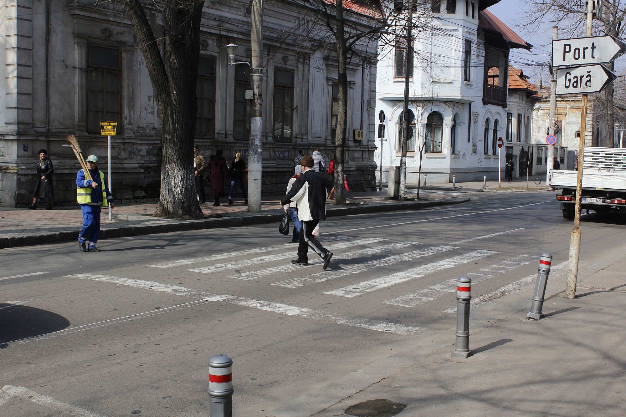 Alba-neagra cu marcajele pietonale. ZEBRELE DESFIINȚATE au reapărut!