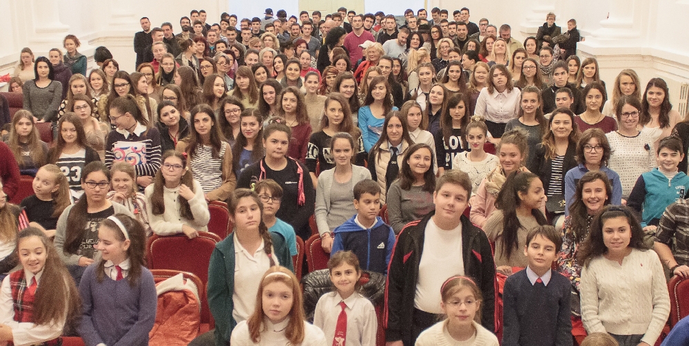 SPECTACOL CARITABIL/ Un cor URIAŞ va cânta la Universitate pentru victimele din COLECTIV