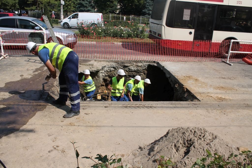 UPDATE/ Ţiglina I şi II, FĂRĂ CURENT ELECTRIC, după o defecţiune la... canalizare. Groapa a fost acoperită