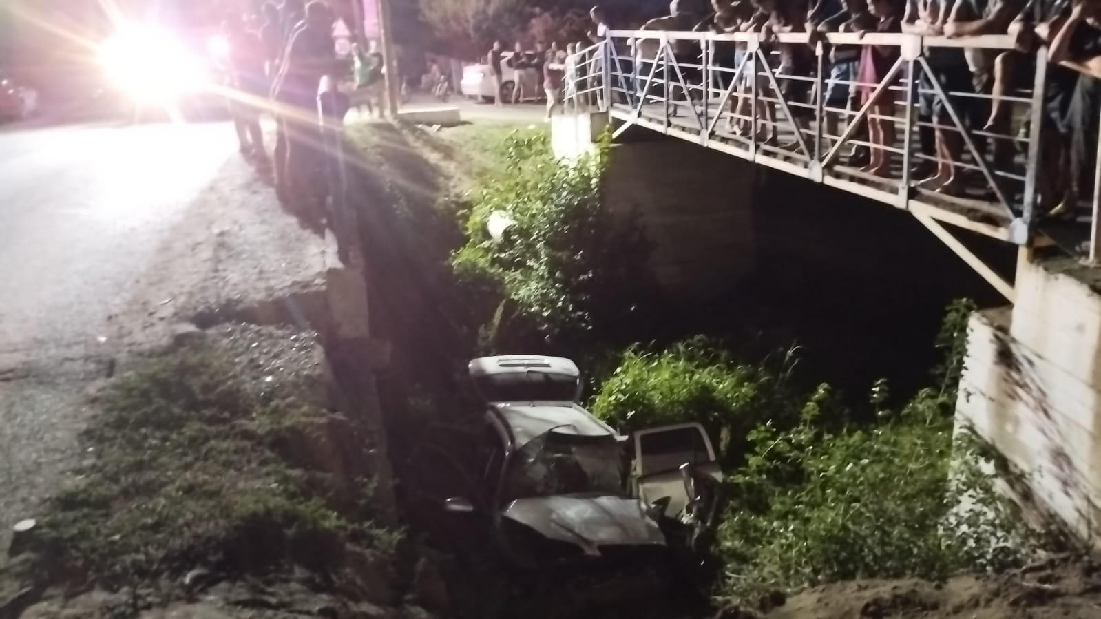 Accident cu doi răniți grav. O mașină a fost aruncată de pe pod