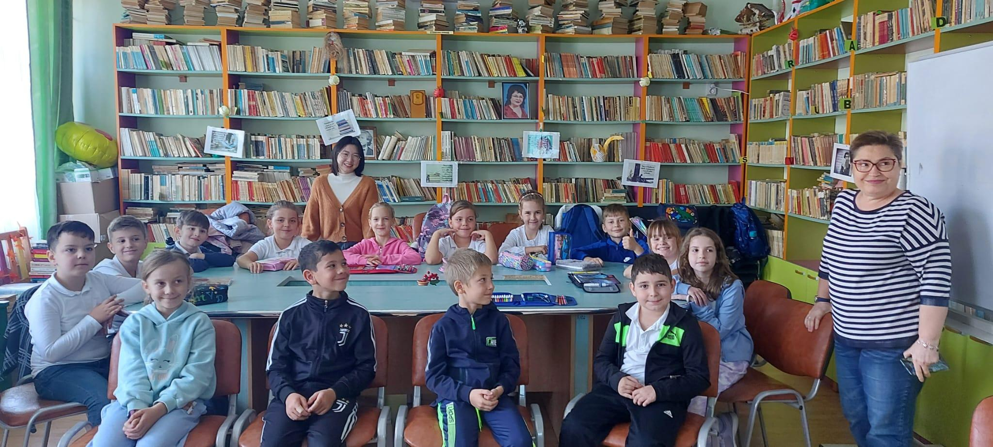 Elevii unei şcoli din Galaţi fac cursuri de chineză cu o vorbitoare nativă