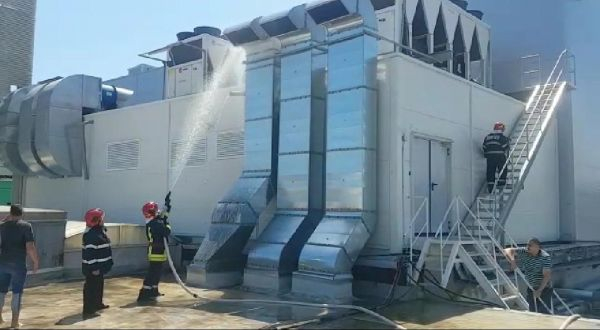 Mall evacuat din cauza unui incendiu