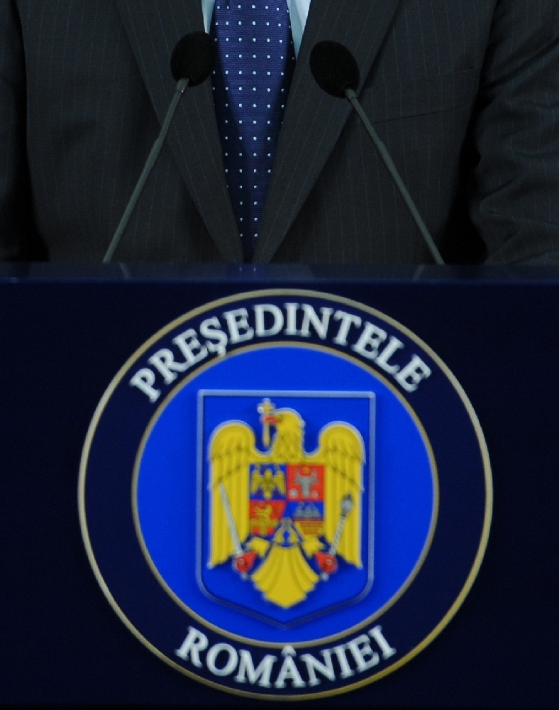 PREZIDENŢIALE 2014/ Cei 14 candidaţi pentru fotoliul de preşedinte al României. Ce trebuie să ŞTIŢI despre ATRIBUŢIILE şefului statului (FOTO)