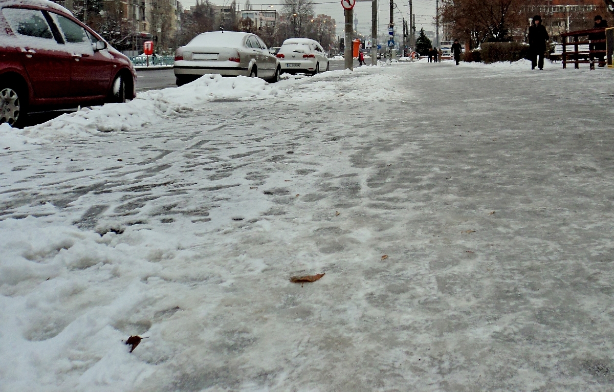 (FOTO) Gălăţenii îşi rup picioarele pe TROTUARELE pline de GHEAŢĂ